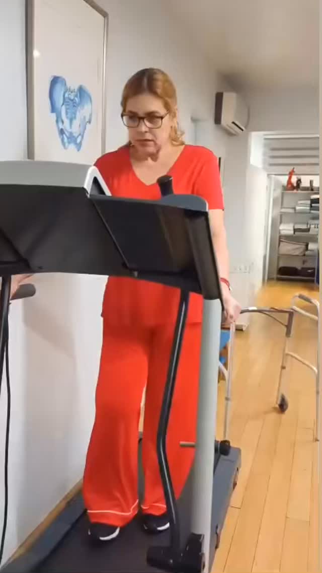 ⏳Después de 3 años sin caminar fluidamente, 5 cirugías y 2 prótesis de rodilla, DORA logró dar un paso más.
⚡️El dolor crónico fue un reto, pero su esfuerzo, disciplina y constancia la llevaron de nuevo al movimiento.
♿️Porque en rehabilitación, no siempre es la articulación la que gana… es el corazón el que nunca se rinde. 💪🫀🥹
#vamospormás #avanzafisioterapia #protesisderodilla #constancia #desafios #teamavanza