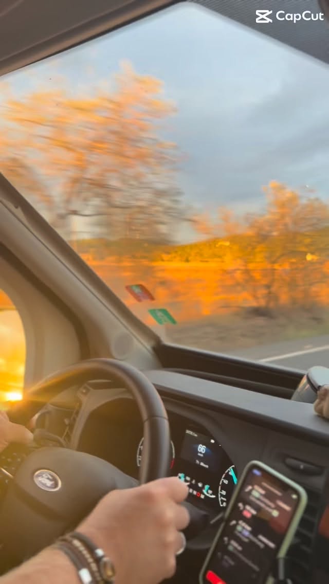 Golden Hour on the road 🚐✨ – mehr braucht’s nicht für echtes Roadtrip-Feeling.
#sunsetvibes #goodenergy
#wohnmobilleben #vanlifediaries #vanlifegermany #wegestattwaende #neuanfang #loslassen #goldenhour #goldenhourlight #goldenhourmagic