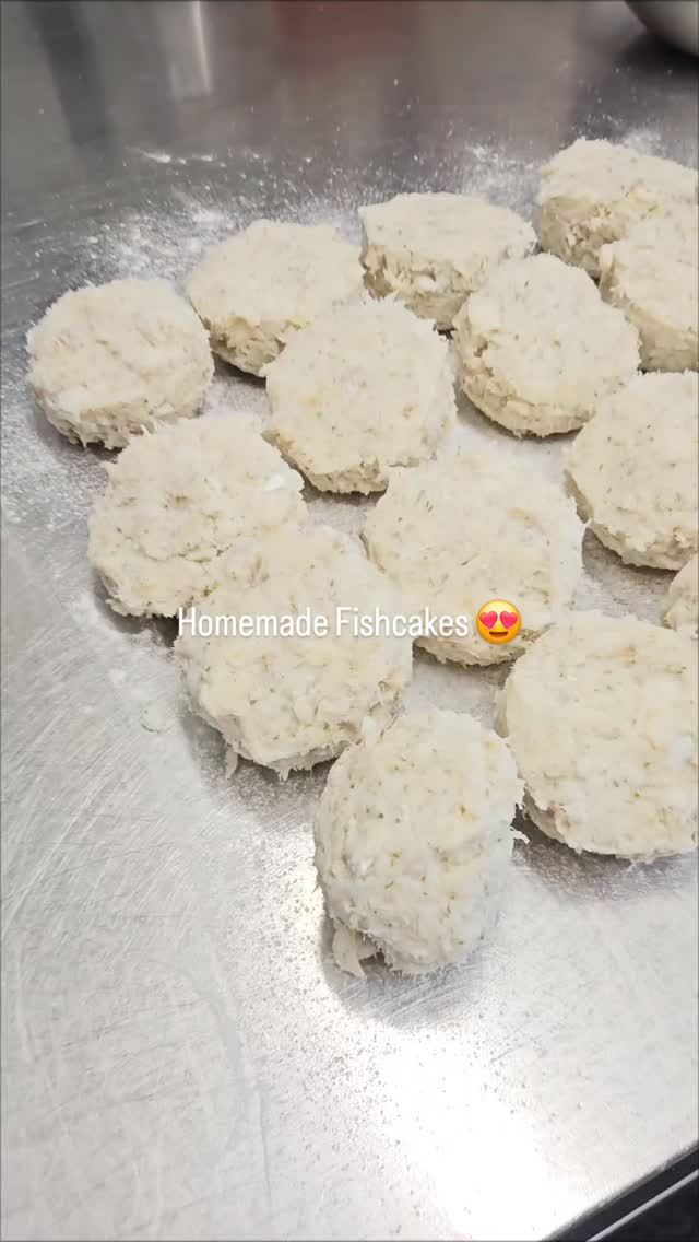 Premium Cod & Hake + just the right amount of seasoning. Here's our fishcakes ready for breadcrumbs!
Order via our website!!