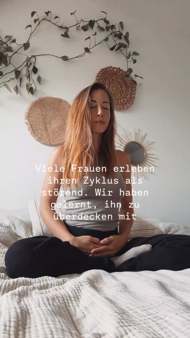 Viele Frauen erleben ihren Zyklus nicht als Teil ihrer Kraft - sondern als etwas Störendes.
Unangenehm. Belastend.
Schmerzen, unregelmäßige Blutungen, Erschöpfung, Gereiztheit oder einfach das Gefühl, nicht sie selbst zu sein.
Wir haben gelernt, all das zu überdecken.
Mit Schmerzmitteln. Mit Hormonen. Mit Ablenkung.
Doch was wir nicht gelernt haben, ist zuzuhören.
Wir wurden nicht eingeweiht.
Unsere Mütter konnten es uns nicht vorleben.
Und unser System gibt uns kaum Raum, zyklisch zu leben.
Doch dein Zyklus ist kein Fehler.
Er ist ein heiliger Kompass.
Eine Erinnerung daran, dass du Natur bist und dass du dich wieder mit ihr verbinden darfst. 🌿
❤️ Frage an dich:
Was empfindest du in deinem Zyklus als störend und könnte es vielleicht eine Botschaft deines Körpers sein?
#zyklusweisheit
#weiblichkeit
#einfachfrausein
#blutungistheilig
#weiblichekraft
#zyklischleben
#frauenweisheit
#embodiment