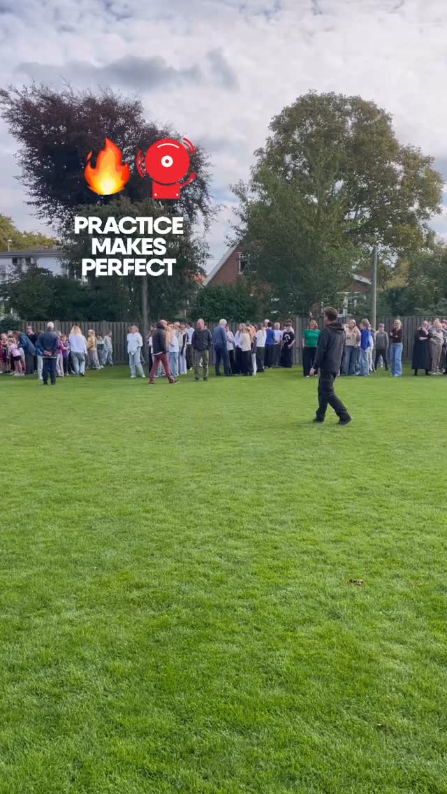 DIIIIIIIIIIIINNNNGGG ‼️🚨 Pludselig lød brandalarmen 🔥😱
Heldigvis var det bare en øvelse - arrangeret af Karsten Pedel 😅
Men brandøvelsen var vigtig!!
DET ER VIGTIGT AT ØVE SIG, især på noget så farligt som en eventuel brand på skolen en dag 👩🚒🚒
Heldigvis klarede ALLE elever, lærere og andre ansatte det hele til UG med kryds og slange ❌🐍😃👏
Det vidste vi, de ville. Men det er altid godt at få bekræftet - og at være beredt 💪
Tak for øvelsen og alle roserne, Karsten - de er hermed givet videre 🌹🌹🙌👏🥰
#Brandøvelse #Beredskab #VærBeredt #VærKlar #Ros #Elever #Friskoleliv #HerningFriskole #EtGodtStedAtLæreVæreOgVokse