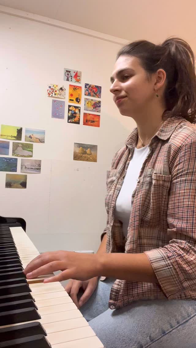 I wrote a new piece this summer, when it was so sunny and warm that all I could think about was water and rain. Maybe a bit of a cliché, but that’s really what inspired me.
It’s about that exact moment when a droplet hits a surface and breaks apart. I just can’t think of a proper title that feels right and sounds nice. Any ideas? Drop them in the comments, I’d love to hear.
If you want to hear the full piece, come see me perform it next Friday at @treehouse.ndsm in Amsterdam. Or… I might record the whole thing soon if enough of you are interested :)
#pianovideo #pianistsofinstagram #originalmusic #waterdrop #musicinspiration #ischico #ndsmtreehouse