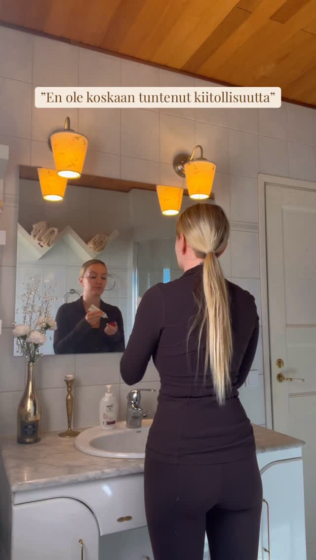 Muutama vuosi sitten istuimme ystäväni kanssa iltaa, kun keskustelu kääntyi kiitollisuuteen.⠀
Hän sanoi lauseen, jota en ollut aiemmin kuullut kenenkään sanovan ääneen:
⠀
”En ole koskaan tuntenut kiitollisuutta.”⠀
⠀
Hiljennyin.⠀
Ja kysyin varovasti:⠀
”Etkö edes silloin, kun sun lapset syntyi?”⠀
Hän pudisti päätään.⠀
”En. En edes silloin.”⠀
⠀
Olin hämmentynyt.⠀
Ehkä hän ymmärsi kiitollisuuden eri tavalla kuin minä?⠀
Ja niin taisi olla.⠀
⠀
Nimitäin nyt hiljattain hän kertoi:⠀
”Nykyään tunnen kiitollisuutta usein.
Mutta... joskus tunnen siitä jopa syyllisyyttä. Tuntuu väärältä tuntea kiitollisuutta, kun niin moni muu kärsii.”⠀
⠀
Katselin häntä lempeästi ja kysyin:
”Mutta kumpi auttaa maailmaa enemmän – se, että tunnet kiitollisuutta, vai se, että tukahdutat sen syyllisyyden vuoksi?”⠀
⠀
Hän hiljeni.
⠀
Kyyneleet nousivat silmiin.
⠀
Ja siinä hetkessä minäkin oivalsin entistäkin syvemmin jotain tärkeää.⠀
⠀
Kiitollisuus ei ole välinpitämättömyyttä.⠀
⠀
Se ei ole keneltäkään pois, jos tunnet esimerkiksi kiitollisuutta omasta elämästäsi.⠀
⠀
Päinvastoin: jokainen kiitollinen ajatus luo maailmaan lisää toivoa, valoa ja myötätuntoa.⠀
⠀
Sillä kärsimys on osa ihmisyyttä.⠀
⠀
Meistä ihan jokainen kohtaa sitä – tavalla tai toisella – elämänsä aikana.⠀
⠀
Mutta juuri siksi kiitollisuus on niin tärkeää.⠀
⠀
Se ei tarkoita, että suljet silmäsi haasteilta.⠀
⠀
Vaan että valitset nähdä entistä enemmän myös sitä, mikä on hyvää ja kaunista.⠀
⠀
Ja se muuttaa kaiken.⠀
⠀
Kiitollisuus ei synny itsestään.⠀
⠀
Joten sen äärelle kannattaa pysähtyä pieneksi hetkeksi päivittäin.⠀
⠀
Siksi lisäsin juuri 8D-meditaatiot™-sovellukseen uuden unimediksen: Kiitollinen uni 🛏️⠀
⠀
Se auttaa sinua laskeutumaan unten maille lempeästi ja muistamaan, mikä on hyvin juuri nyt. 🥰⠀
⠀
Pääset halutessasi kuulemaan sen 8D-meditaatiot™ sovelluksessa. 🙏🏼⠀
⠀
#kiitollisuus #kärsimys #henkinenkasvu #henkinenhyvinvointi #tietoisuus
⠀