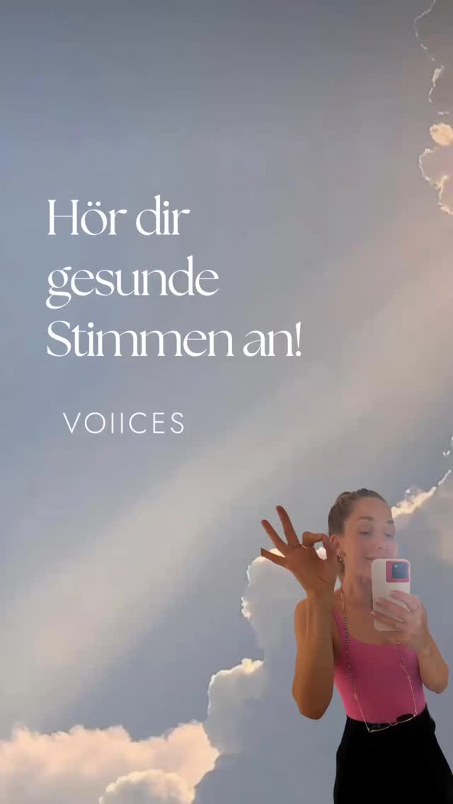 Wenn wir gesunden Stimmen beim Singen zuhören, schwingt unser Kehlkopf automatisch mit. Wir lernen, indem wir hören und fühlen. Oft habe ich bei Stimmirritationen, sei es nach Erkältungen oder bei Stress ganz gezielt gesunde Stimmen gehört, die richtig singen. Bei denen der ganze Körper mitschwingt und musiziert. Hören hilft beim heilen.
Es ist essenziell, dass wir singen als etwas „aktives“ verstehen. Menschen, die richtig singen, gesunden Stimmen zuzuhören ist ein guter Anfang und eine gute Begleitung.
Die oben genannten KünstlerInnen sind selbstverständlich nur eine kleine Auswahl..
Go and enjoy singing!
#voiices #singen #stimme #voice #holistic #vocalcoaching #workshop #health #meditation #community #joy #singing