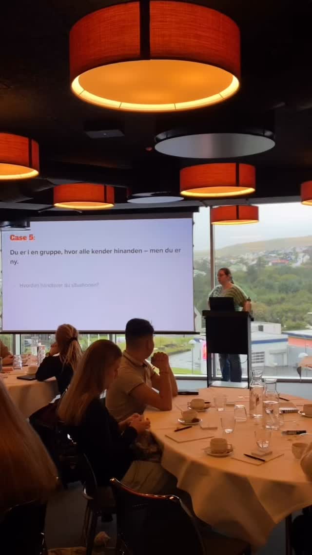 “Nýggj vinarbond verða knýtt, ósvaraðir spurningar verða svaraðir, fordómar og stereotypu fatanir detta burtur, og vit møta hvørjum øðrum við opinleika og tolsemi.”
SJÓMAQ námskeiðið savnaði aftur í ár ung úr Føroyum, Grønlandi og Danmark. Evnið var mentanarfundir og hesa ferð hittust 46 ung í Føroyum og vit í MFS hava tískil havt ein serligan leiklut sum vertir.
🔗Les ferðafrásøgnina - link í bio