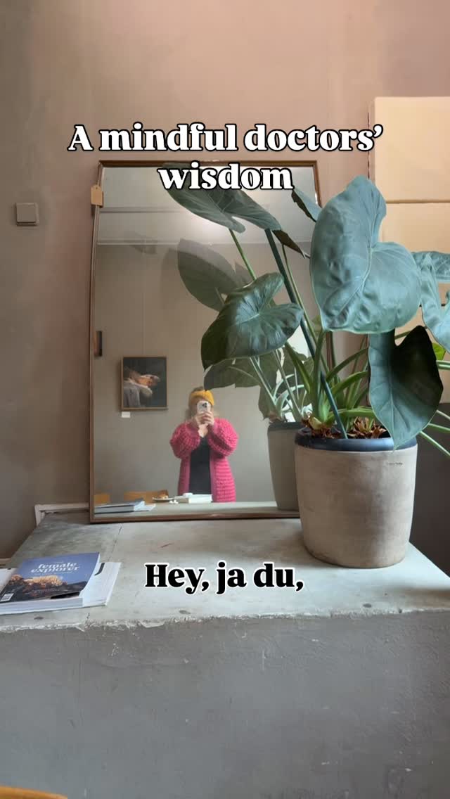A mindful doctors’ wisdom ☺️.
Hilft mir dieses Wochenende z.B.: die To Do Liste ist long as f…und ich direkt den ersten Herbstkeim eingefangen, der mich Samstag schließlich ausgeknockt hat.
Oft höre ich meinen Körper erst, wenn er schreit.
Aber bereits dem flüsternden Körper lohnt es zuzuhören. Nicht nur, wenn es um Gesundheit geht.
Das, was ich meinen Patient:innen so oft predige, fällt mir selbst genauso schwer einzuhalten - besonders in einer Woche mit Nachtdienst.
Ich weiß, solche zwischendurch Reels ohne Hook „nur“ mit warmen Worten bringen keine mega Reichweite. Aber vielleicht erreichen sie einfach auch „nur“ genau die Menschen, die sie gerade sehen/hören sollen.
😘 #takecareofyourself - Vergisst man viel zu oft.
Tipp von deiner Lieblingsgynäkologin @gynzwei 😉
#frauenärztin #achtsamkeit #achtsamkeitimalltag #achtsamleben #mamaalltagswahnsinn #ärztin #bauchgefühl #innerestimme #gesundheit #selbstfürsorge #erkältung