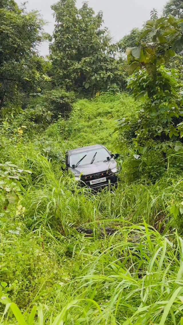The art of spotting. Clear & large movements, silent and purposeful.
No chaotic shouting, no left and right confusion. Just universal signals and enjoy the sound of the lovely diesel clatter.
