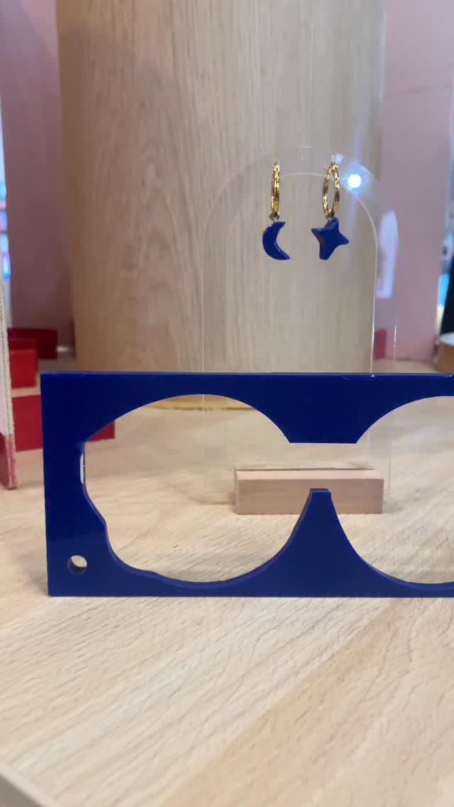 J+7 ❤️
Ce salon m’a laissé des souvenirs incroyables…
Des rires, des câlins, des clientes devenues amies, et tellement d’amour autour de mes bijoux.
Vous êtes la plus belle preuve que cette aventure a du sens. Merci d’avoir été là. Merci d’être venu me rencontrer ✨
Laissez-moi un petit mot doux en commentaire… j’ai envie de prolonger encore un peu la magie avec vous 🥰