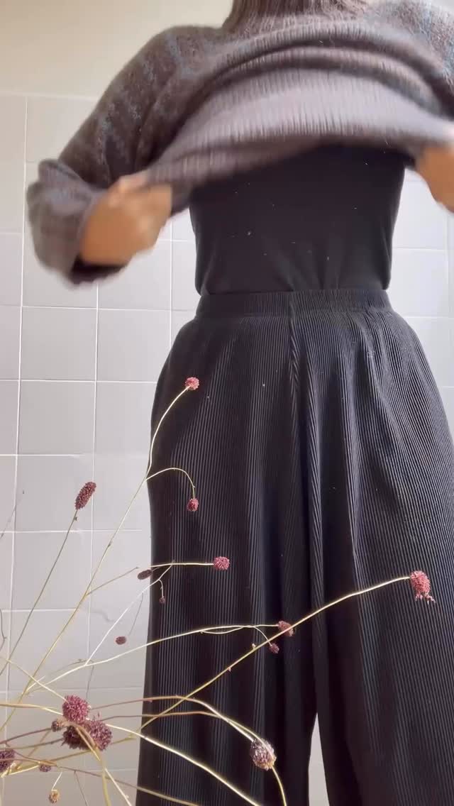 Der #katholdsweater von @knittingforolive ist fertig.
Gestrickt aus Heavy Merino und Soft Silk Mohair – nach dem Waschen wie immer butterweich.
Die vielen möglichen Farbkombinationen machen richtig Lust auf weitere Projekte.
Ein ideales Modell für das erste Colourwork und wie gewohnt auch in Kinder- und Babygrößen erhältlich.
#katholdsweater
#knittingforolive
#knittinglove
#handmadewardrobe
#knitstagram
#strickenmachtglücklich
#knitwearinspiration
#knittersofinstagram
#colourworkknitting
#strickliebe
#handgestrickt
#slowfashion
#fibreatelier