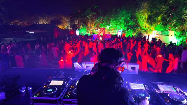 scenes from a packed floor @sherigarba last week, had a great time paying homage to Gujarati sound! came back with inspiration and memories, ready to incubate in the studio for the next few months 👀
ID: Meetha Khara @adityagadhviofficial (Blue Edit)