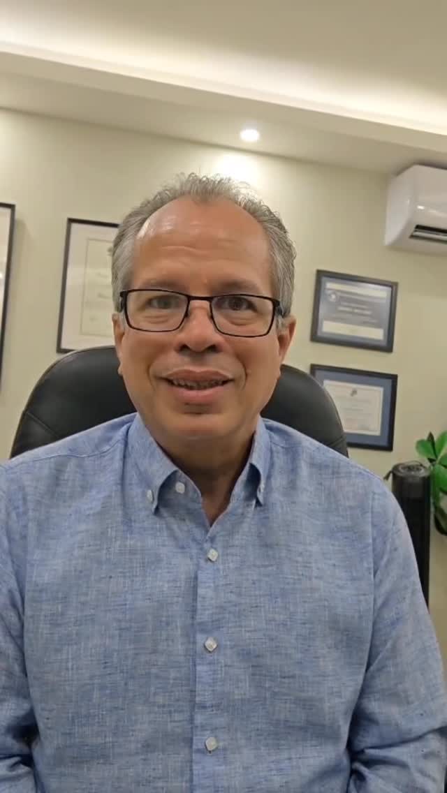 La procrastinación es el acto de posponer o retrasar intencionalmente tareas importantes, incluso sabiendo que esto puede traer consecuencias negativas a largo plazo.
Por qué procrastinamos?
Por temasemocionales.
Autosabotaje.
Dificultad con la tarea.
Miedo al fracaso o perfeccionismo.
Falta de motivación o de claridad.
Se diferencia con la pereza
Porque la Procrastinación: Implica angustia, la.pereza no.
Cómo puede afectar?
Mayor estrés y ansiedad, Baja autoestima, Sensación de estancamiento, Problemas de salud física como hipertensión o enfermedades cardiovasculares, Dificultad para alcanzar metas personales y profesionales.
Cómo podemos superarla?
Fijar metas de corto plazo, Dividir las tareas grandes en pasos más pequeños y manejables, entender qué emociones te llevan a posponer las tareas puede ayudar a afrontarlas.
Planificar y organizar,
Realizar las tareas difíciles primero, reconocer que la procrastinación es un hábito que se puede cambiar.
Y si necesitas ayuda, llámanos al 829 7081111, podemos ayudarte!