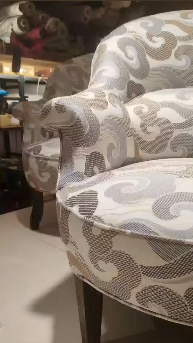 Une nouvelle vie pour cette paire de fauteuils Crapaud 🐸
On apprécie ce magnifique tissu @lelievreparis Alizé ✨
#artisansgardois
#tapissiernîmes
#savoirfairefrancais
#tapissierdecorateur
#interiordecoration
#fabricationfrançaise
#interieursurmesure
#tissusdequalité
#occitanieartisanat