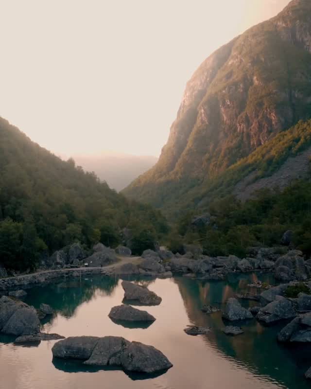 October often feels heavy. Grades are coming in, the workload feels harder, and college questions are piling up.
This week’s blog shares practical ways to help your teen reflect, reset, and move forward with more confidence.
👉 Read the blog: Starting Strong in October: Helping Teens Reset and Refocus (link in bio!)