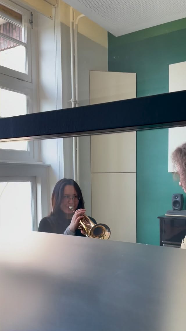 Dima, our new trumpet mentor, helping out one of his students đș