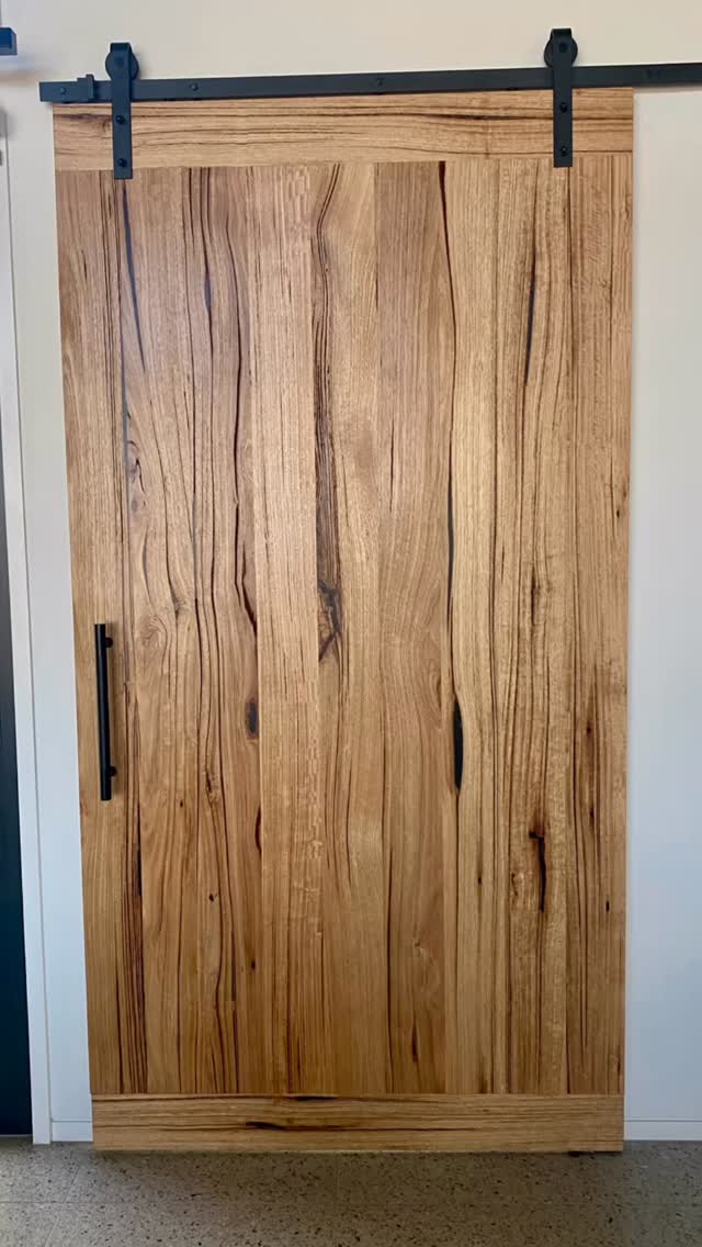 We were recently sent some pics from one of our clients of one our messmate barn doors all installed in their brand new stunning @nattwaitsbuilding home and it has come up a treat 👌
@glencoetrade
If you are after a statement pice like this in your home reach out for a quote
.
.
.
.
.
.
.
.
.
.
#interiordesign #bespoke #customfurniture #furnituredesign #bespokefurniture #furniture #homedecor #messmate #door #barndoor #slidingdoor #ballarat #ballaratbusiness #ballaratsmallbusiness #melbourne #melbournefurnituredesign #victoria