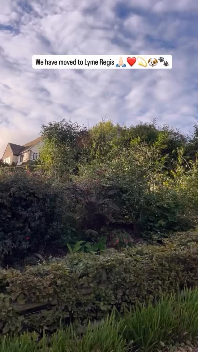 We did a think today and moved to Lyme Regis 🐶🐾❤️🥰💫🙏🏻 #movedtolymeregis #pausebreathedoyou #newadventures❤️