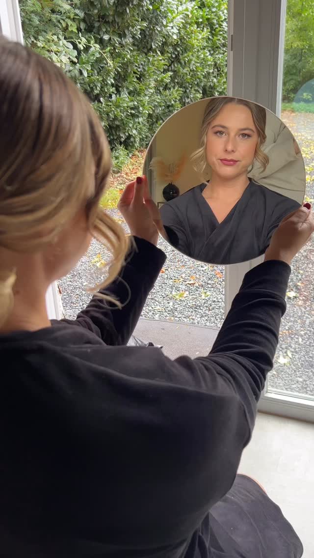 🍁 Herbsthochzeiten – wenn das Wetter entscheidet, ob’s Locken oder Latte Macchiato gibt ☕️💨
Der Herbst ist wunderschön – aber er hat auch seine ganz eigenen Styling-Regeln. Ein Moment goldenes Licht, im nächsten eine Brise, die eher an Föhnsturm erinnert. 😅
Doch keine Sorge: Mit der richtigen Frisur bleibt alles an Ort und Stelle – egal, ob Wind, Regen oder ein besonders emotionales Eheversprechen (Tränenfest inklusive 🥹).
Mein Tipp für Herbstbräute:
✨ Setzt auf haltbare Stylings mit natürlicher Bewegung.
✨ Ein paar lose Strähnen dürfen gern tanzen – das wirkt charmant und echt.
✨ Und für den Notfall? Eine kleine Beauty-Rescue-Box mit Haarspray, Bobby Pins & Taschentüchern.
Denn egal, was der Herbst so vorhat – ihr bleibt umwerfend! 🍂💍
#Herbsthochzeit #Brautfrisur #WeddingHair #Hochzeitsstyling #AutumnBride #Hairtips #gemütlichheiraten