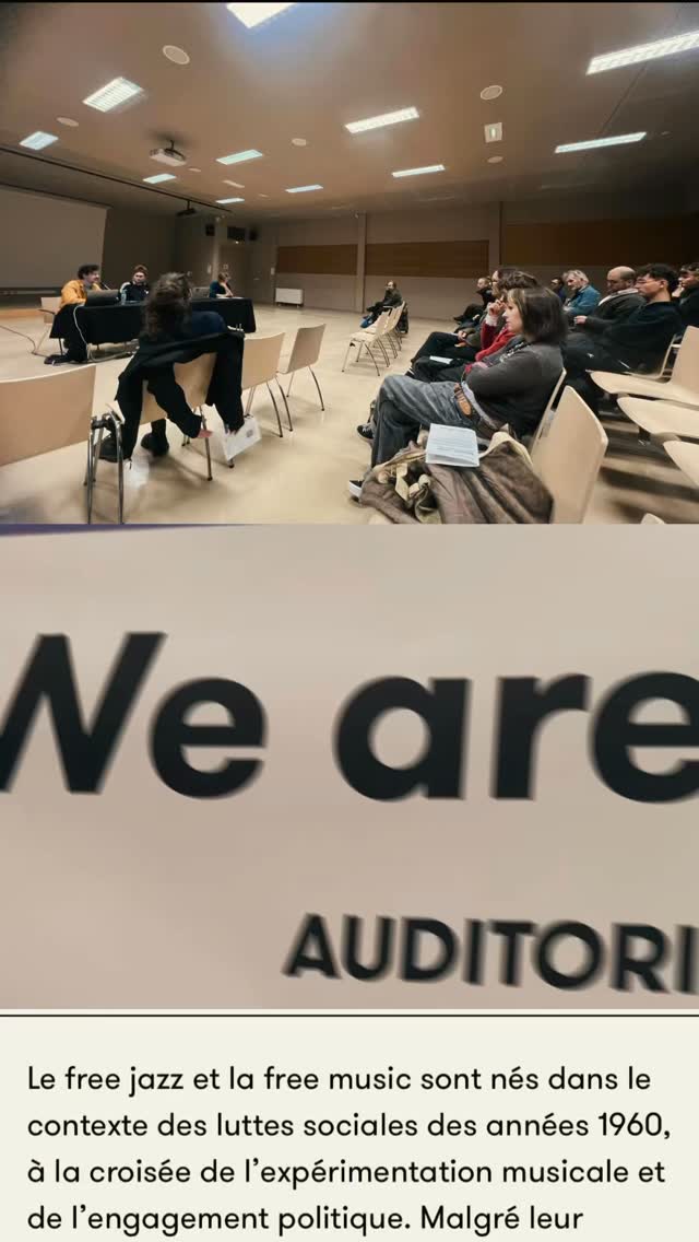 J’ai participé à cette table ronde, proposée par la @hear.fr dans le cadre du @festival_musica_strasbourg, sur l’improvisation libre et sa dimension politique.
Nous avons parlé de la rupture et de la transgression comme moteurs historiques de la modernité musicale, mais aussi de la manière dont ces gestes ont été absorbés par le système et de leurs contradictions internes :
des pratiques nées au nom de la liberté qui ont souvent reproduit des formes d’exclusion et hiérarchisation.
J’ai proposé de penser l’improvisation libre non plus comme un acte héroïque, mais comme une pratique de soin et reconnaissance :
soin du son, de l’écoute, du collectif.
Peut-être que c’est là que réside aujourd’hui son véritable potentiel politique.
Merci à @irene.rosstt, pour cette belle médiation et à @olivierduvergerhoupert et @zoeheselton pour ce beau moment de partage
#improvisationlibre #musiquecontemporaine #ecoute #ecologiesonore #postcolonialism #postcolonialstudies #transgression #musiquedecréation #artetpolitique #tableRonde #composition #improvisationmusic #improvisationlibre