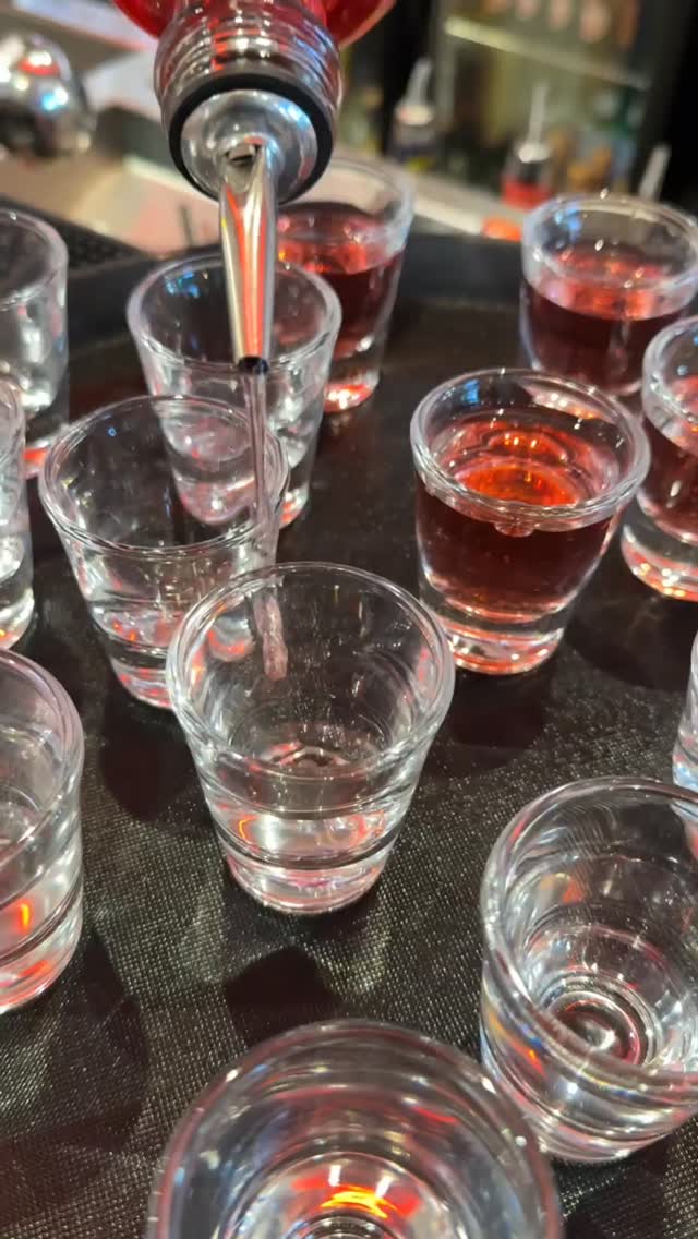 🎁 Shots offerts 🎁
*pour chaque réservation de +de 20 personnes au Balou du 10ème
* en montrant cette vidéo 🤫