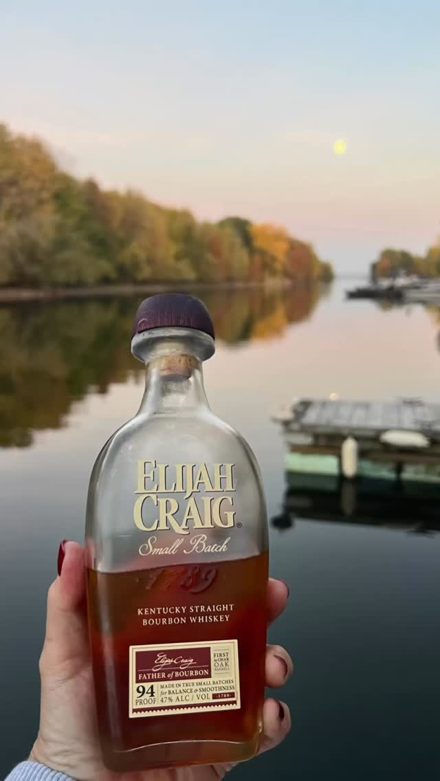 🍁 What a beautiful weekend! ☀️
Elijah Craig bourbon signature small batch owes its distinctive warm spice and subtle smoke flavor to charred oak barrels. 🥃. A lovely complement to the autumn beauty surrounding us. @elijahcraig #elijahcraig #lakechamplain #vermont #upstateny #canada #montreal #adirondacks #quebec #champlainny #liquorstore #wine #bourbon