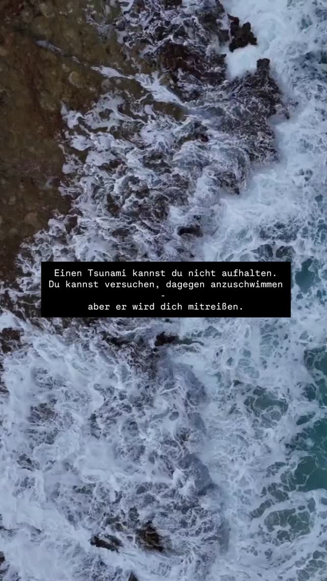 Wir können versuchen, die Natur zu kontrollieren.
Doch eine Naturgewalt lässt sich nicht aufhalten.
So ist es auch mit unserem Zyklus.
Wir können Symptome betäuben.
Wir können Eisprung und Blutung unterdrücken.
Doch der Zyklus verschwindet nicht.
Er spricht lauter.
In Schmerzen.
In Erschöpfung.
In Krankheiten wie Endometriose.
Dein Zyklus ist kein Fehler.
Er ist eine Naturgewalt.
Eine Erinnerung daran, dass du Natur bist und dass du dich nicht dauerhaft von ihr trennen kannst.
❤️ Frage an dich:
Fühlst du dich manchmal im Widerstand gegen deine eigene Natur?
#zyklusweisheit
#weiblichkeit
#einfachfrausein
#blutungistheilig
#körperweisheit
#frauenweisheit
#zyklischleben
#weiblichekraft
#embodiment