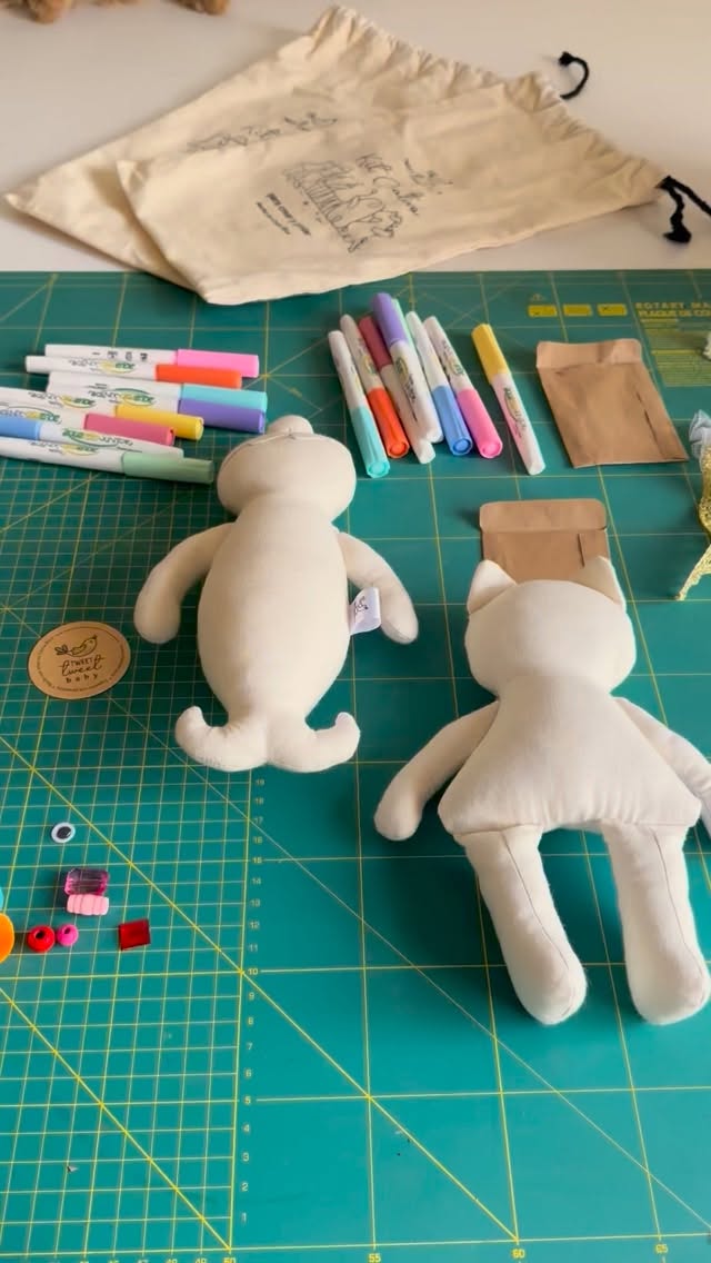 kits creativos listos para vos
Cada kit incluye un muñeco en crudo + marcadores lavables para que pintes, laves y vuelvas a pintar todas las veces que quieras.
Además, yo les añado detallitos extra para que podás personalizarlo a tu estilo y hacerlo único.
Un regalo creativo, divertido y lleno de imaginación para grandes y pequeños.
Escribime por mensaje para reservar el tuyo o hacer tu pedido anticipado.
#TweetTweetArtesanal #KitCreativo #RegaloConAlma #MuñecosDeTela #ArteEnTela #JuguetesArtesanales #CreatividadInfantil #ManualidadesParaNiños