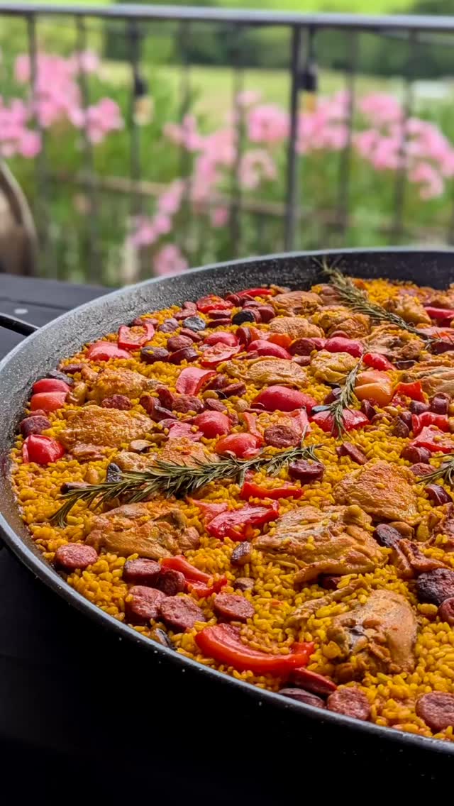 La Paella terre du chef Anthony 😍
#traiteur #montpellier #montpellierfood #catering #traiteurévénementiel #espagne #foodlover #paellalovers #spanishcuisine #spanishdishes #mestiza #ibiza #spainlovers