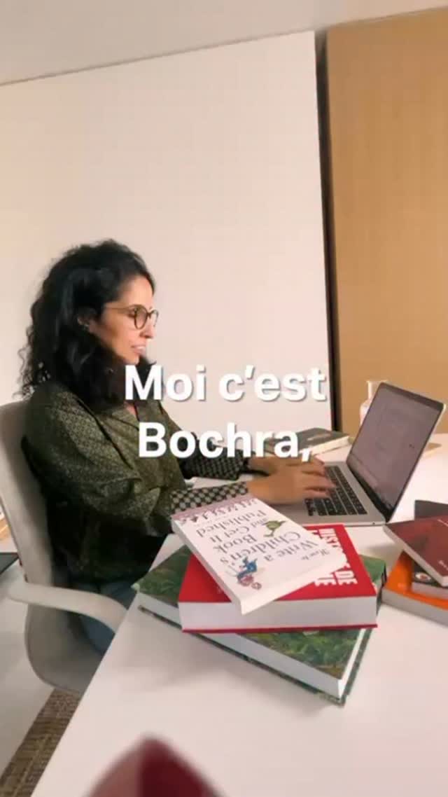 On m’a dit :
❌ “Enlève le mot arabe.”
❌ “Enlève la langue arabe.”
❌ “Mets de l’anglais, ça passera mieux.”
J’ai dit NON.
C’est comme ça qu’est née Heya Jeunesse, une collection bilingue (français–arabe) avec des héroïnes arabes et amazighes.
🎧 La version audio sera disponible en dialectes tunisien, algérien, marocain… et bientôt palestinien (⚠️plus que 10 précommandes pour le débloquer 🇵🇸).
⏳ Il reste 8 jours pour soutenir et montrer que nos enfants méritent des héroïnes qui leur ressemblent.
👉 Précommande ton exemplaire sur Ulule (lien en bio).
✨ Si toi aussi tu refuses qu’on efface nos langues et nos histoires, partage cette vidéo ✊
#Heya #LivresJeunesse #Ulule #FemmesArabes #Transmission