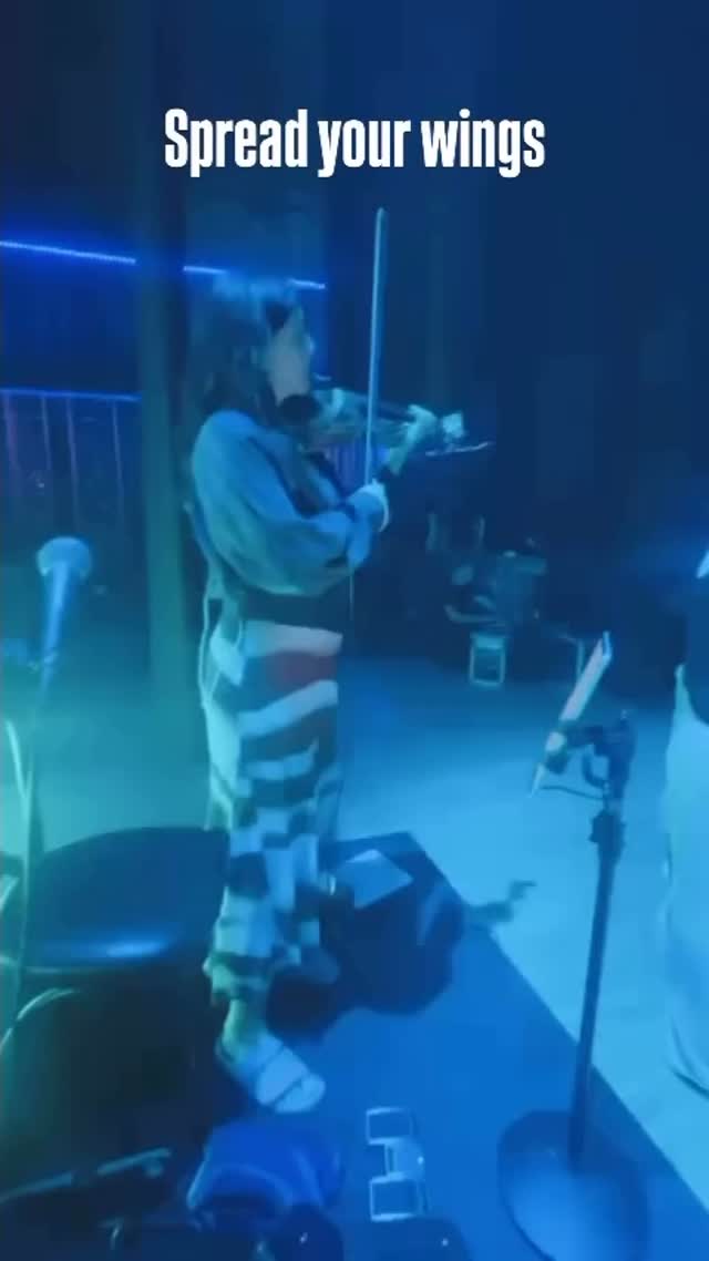 Little soundcheck video of @elliestanfordviolin feature in #spreadyourwings with her Bridge Golden Tasman custom electro-acoustic violin @officialspzd in L.A @orpheumtheatrela thanks @jesscoxmusic for the 📸 #livemusic #violin #electricviolin #purephase #spiritualized #losangeles #show #soundcheck #cityofangels