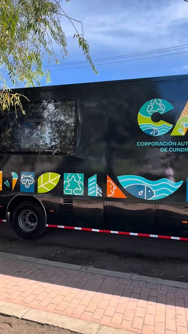 ✨ Nuestros estudiantes vivieron una experiencia única con la CAR 💚.
A través del bus interactivo aprendieron sobre el cuidado del planeta 🌍, exploraron contenidos en la pantalla digital y disfrutaron de la actividad de movilidad con las bicicletas de impulso 🚲.
Una jornada que dejó grandes aprendizajes y nos recordó que proteger la naturaleza también se aprende jugando y compartiendo 🌱.
#EducaciónAmbiental #CuidemosElPlaneta #CAR