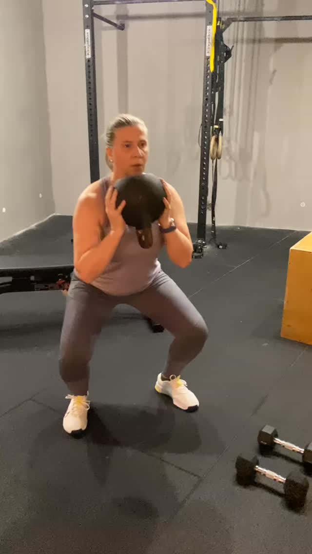 Kleiner Einblick in Angelikas Training. Fokus liegt auf Grundlagentraining in Kraft und Ausdauer für den nächsten Wettkampf. Neben dem Wöchentlichen PT‘s hat sie einen Laufplan (2-3 Sessions pro Woche) und einen Workoutplan um selbstständig Trainieren zu können.
Wenn auch du dich endlich wieder wohl in deinem Körper fühlen möchtest dann melde dich bei mir!
#hs_training #functionalfitness #functionaltraining #hybridtraining #personaltraining #run #neverstopcompeting #sportvienna #gesundeswien #fitness #concept2 #farmerscarry #kettlebell #dumbbells #frauenfitness #fitnessmotivation