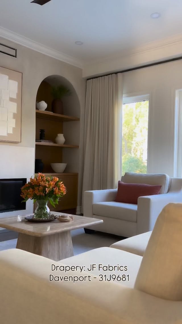 ✨Product tip✨
Davenport by JF Fabrics. The linen texture without the linen wrinkles 😅😍
Drapery beautifully fabricated and installed by @mapledraperyandcarpet 🤍
#drapery #draperydesign #designtip #livingroom #livingroomdecor #livingroomdesign #windowtreatment #windowcoverings