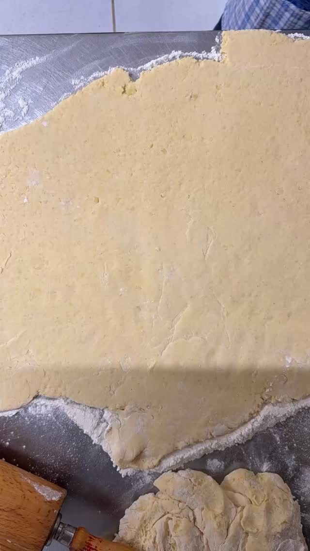 In der Kuchl mit Moritz...
Von Hand gemacht, mit viel Liebe und Tradition 👨🍳 – Moritz zeigt euch heute, wie unsere knusprig-golden gebackenen Grammerltascherl entstehen.
Serviert auf feinem Sauerkraut mit Kümmelsaft. Na, wer möchte das nicht gleich probieren? 😋🥟🍴
#moritzkocht #eisenbocksstrasserhof #hausmannskost #grammerltascherl #wirtshauskultur #aktuellespeisekarte #strasserhofküche #wirtshaus #eisenbockaufmehr