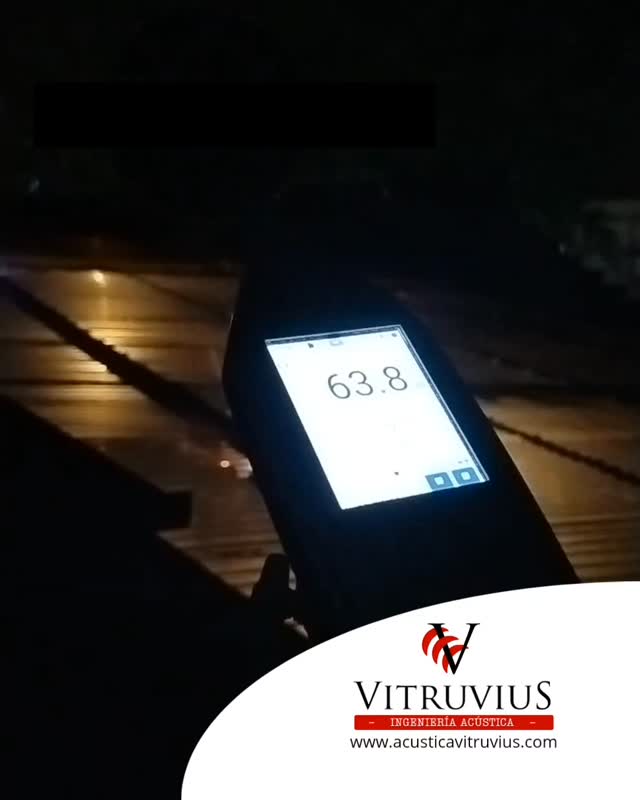 🎧 El problema de siempre.
Lo que para unos es música, para otros es contaminación sonora.
En entornos urbanos, los bares con terrazas y espacios al aire libre pueden generar niveles de ruido que superan los umbrales de confort acústico, afectando a las viviendas en edificios linderos.
En VitruviuS Ingeniería Acústica realizamos mediciones de ruido con equipamiento clase 1, analizamos su impacto y desarrollamos soluciones de control y medidas de mitigación que permiten compatibilizar actividades con el bienestar acústico del entorno.
📊 Porque una ciudad más habitable también se diseña con ingeniería acústica.
🌿 Medir los ruidos es el primer paso para diagnosticar la situación.
#VitruviusIngenieríaAcústica #AcústicaAmbiental #ContaminaciónAcústica #RuidoUrbano #IngenieríaAcústica #MedicionesDeRuido #AcústicaArquitectónica #CulturaSostenible #Ruido #ruidosmolestos