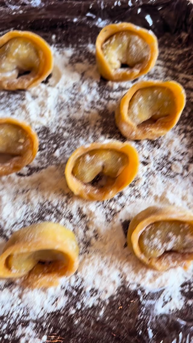 Pasta making 🍝 on the menu we have……..
Classic spinach and ricotta tortellini with saffron brown butter, hazelnuts and aged Parmesan.
Fresh pasta can easily be made at home or we can make it for you! 😃
www.luxuryprivatechef.com
@luxuryprivatechef
#luxuryprivatechef #privatechef #pasta #tortellini #chef