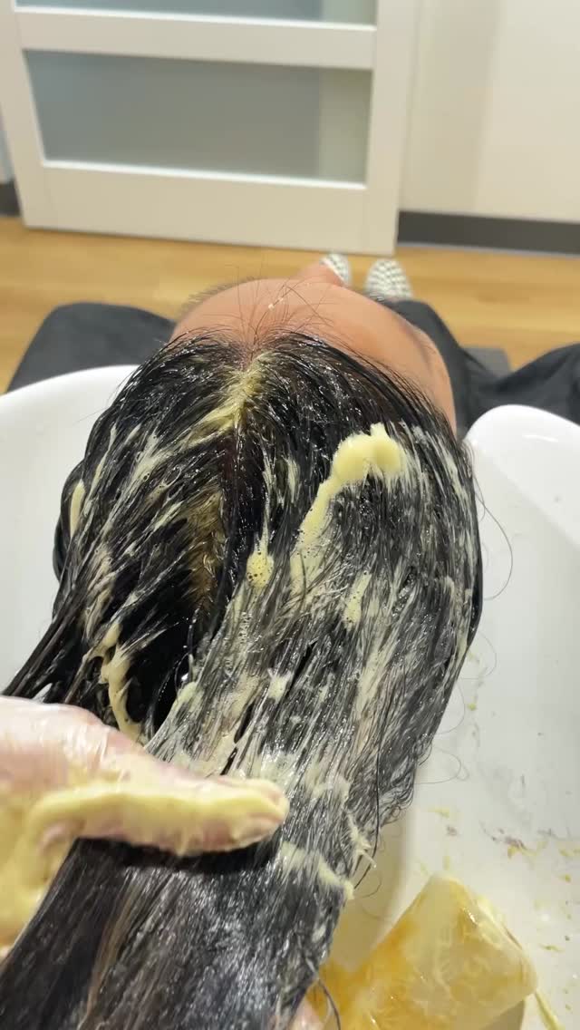 Revitalize your hair with a ✨GLOSS✨
Here are 3 signs you might need one:
1️⃣ Dull color
2️⃣ Dry ends
3️⃣ Brassy tones
Consider a gloss your hair’s top coat—it enhances color, boosts shine, and smooths the cuticle for a healthy finish!