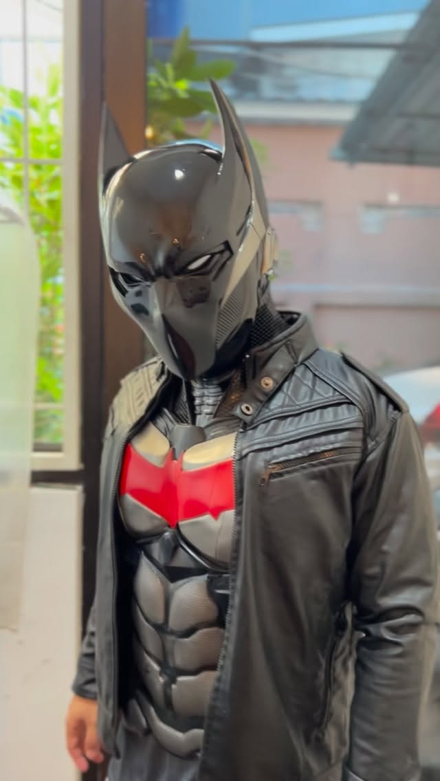 Testing our batman beyond with the Armor set (No edit video, real Footage). Available to purchase for your Halloween event! only on Godofprops.com Check out on our website after that we will give you custom link. #halloween #batman #dcuniverse #dccomicsuniverse #marvel #marvelcosplay