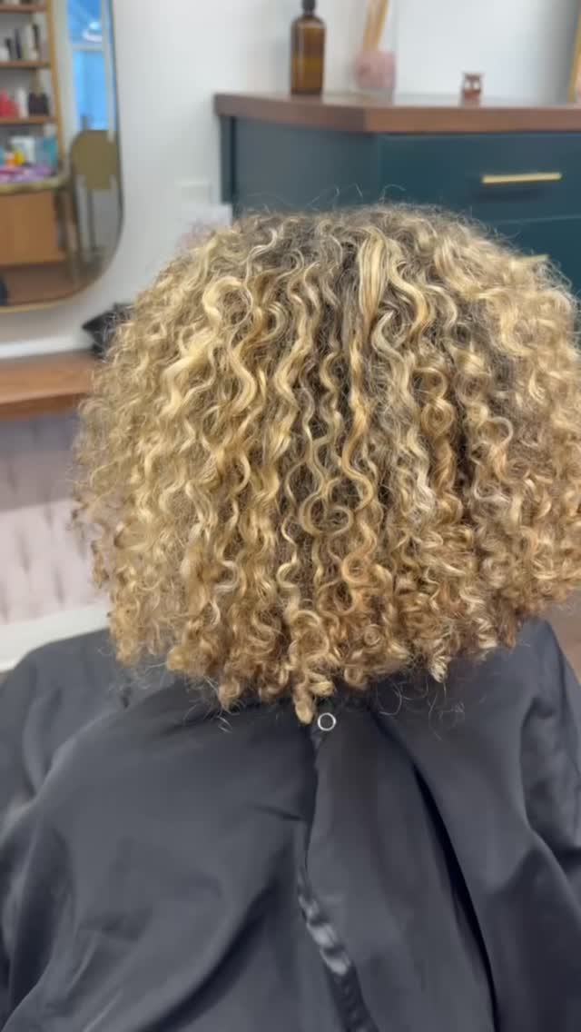 Curls that finally match the energy 🪴
Hair by: @meggtheestylist
#nativemane #grantparksalon #bookanappointment #curlyhair