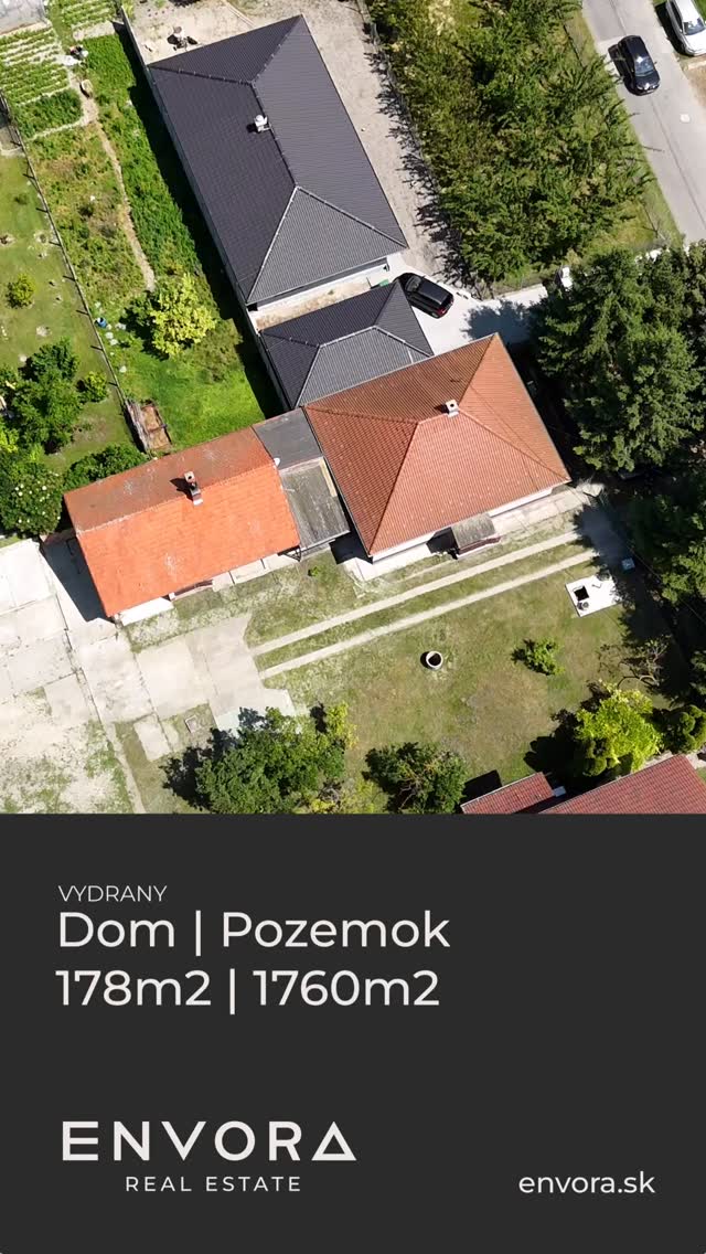 NA PREDAJ - Dunajská Streda
Rodinný dom s veľkým pozemkom vo Vydranoch len 4 km od Dunajskej Stredy.
Hľadáte pokojné bývanie v tichej lokalite s výbornou dostupnosťou do mesta? Máme pre vás ideálnu príležitosť!
Rodinný dom v pôvodnom stave
▫️ Úžitková plocha: 178 m²
▫️ Pozemok: 1760 m²
▫️ Dispozícia: 4 izby, 2 kúpeľne, kuchyňa, komora, chodba
▫️ Garáž a pivnica sú súčasťou
▫️ Napojený na všetky IS (voda, elektrina, plyn, kanalizácia)
▫️ Predáva sa ako holodom (bez zariadenia)
📍 Lokalita: Pokojná štvrť len 4 km od centra Dunajskej Stredy
Cena za celý pozemok a dom: 245 000 €
🔀 Možnosť rozdelenia:
1️⃣ Dom 178 m² + 700 m² pozemok – 155 000 €
2️⃣ Pozemok 1000 m² s vlastným prístupom – 90 000 €
Zaujalo vás to? Napíšte nám
✉️ predaj@envora.sk
☎️ 0911 233 365
🌎envora.sk
#predajdomu #nehnuteľnosti #dunajskástreda #byvanie #domnaslovensku #realitnainzercia #envora #reality