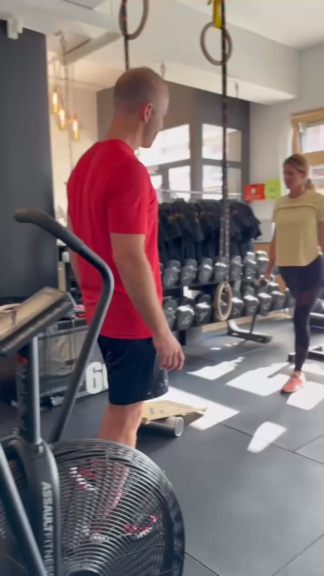 Bring a friend, double the gains — push each other, celebrate progress, and grow stronger together.💪🙌
#strongfit #personaltraining #wetzikon #emstraining #kryosauna #fitness #zürcheroberland #gym