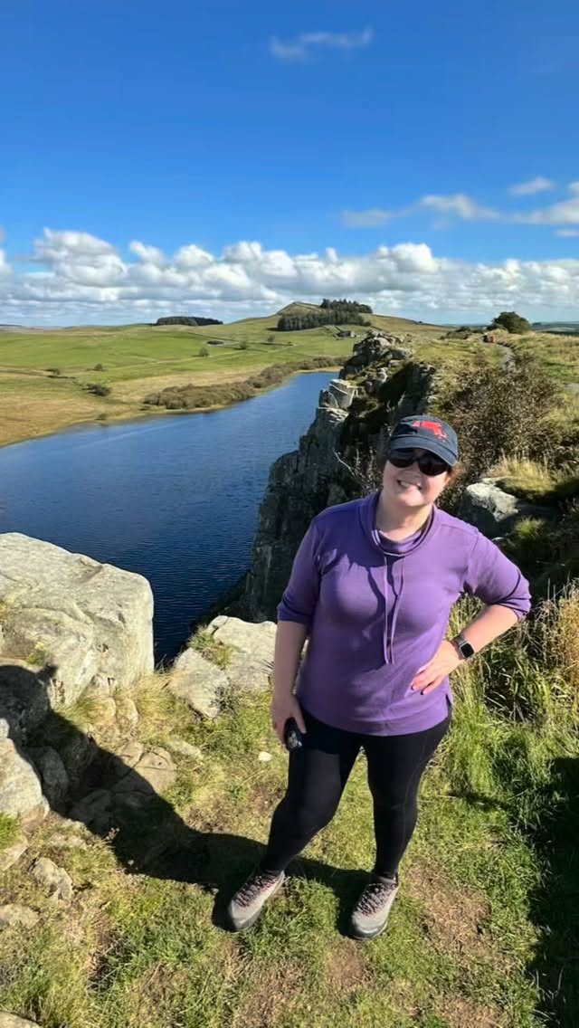 Travelling solo? We turn guided tours into brilliant mini adventures on #HadriansWall… stories, insights, good craic and a hot cuppa on top of the crags. What’s not to love? Join us, it’s grand out here.
#britishtouch #visitbritain #visitnorthumberland #adventureawaits #guidedhikes #solotravel #autumntravel