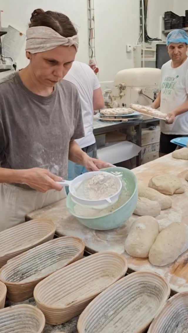 ✨Od prvního zaboření rukou do těsta až po zlatavou kůrku po vytažení z pece. Tak se rodí náš chleba. 🥖Nese vůni poctivého řemesla a chuť dobrých skutků.🧡
#etincellecz #udvourohliku #socialnipodnik #remeslnapekarna #hendikepneniprekazka #chleba #vunechleba