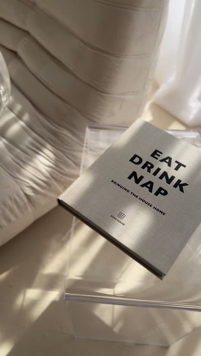 Romanticising slow mornings & golden light in the studio ☕📸