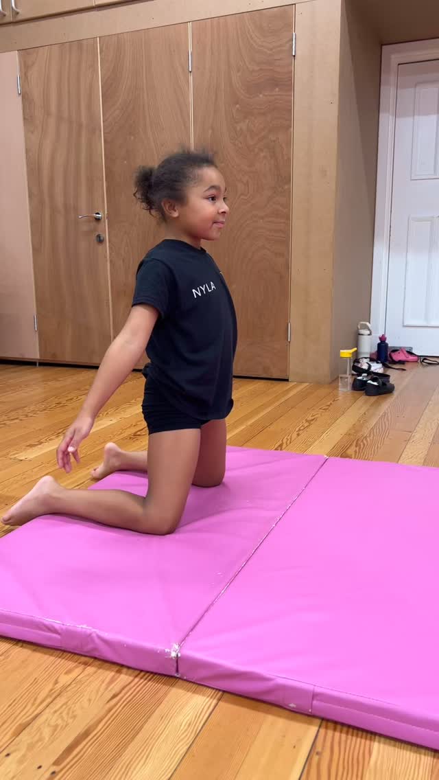 Monday motivation! 🤩⭐️💜
Look at our lovely Nyla go!! 👏🏾
What goals are we setting ourselves for the new week ahead? Pop them in the comments below! 👇 #NCDance #MondayMotivation #Acrobatics #ChestBalance #WorkHard #Goals #Acrotrix