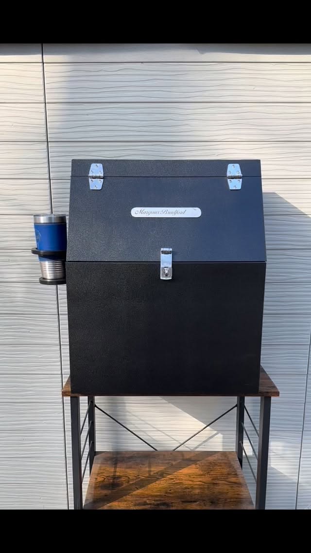 ✨ Professional & Sleek: Everything you need, right where you need it. The Topline Equine grooming wall box — clean, compact, and barn-ready.