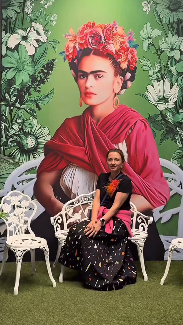 Frida miała odwagę być sobą.
I przypomniała mi, że życie po swojemu to jej największy wymiar.
Każdy odcień niesie energię, emocję i tworzy nastrój. Zestawione ze sobą mają jeszcze większą moc.
Tworzę wnętrza odpowiadające osobowości ich użytkowników, pełne barw i autentyczności.
Bo szczęście zaczyna się tam, gdzie czujesz się sobą.
A Ty? Czy mieszkasz tak, jak naprawdę chcesz? 💭
#wnętrzezenergią #wnętrzezduszą #kolorwewnętrzu #świadomeprojektowanie #domzcharakterem #projektantkawnętrz #toruń #szczęśliwewnętrza #fridakhalo #fridaimmersive