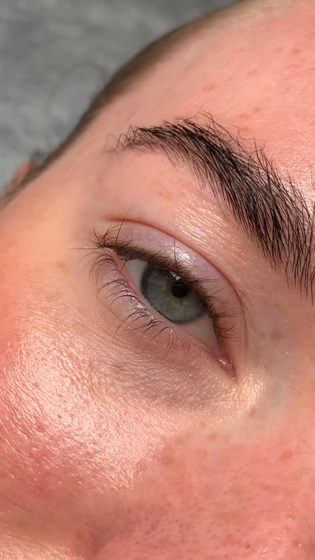 Korean Lash Lift - what is the difference?
• Different products / ingredients
Traditional has TGA and Korean has HCL ✨
• Korean the solution is placed from root to tips
Traditional we don’t touch root or the tips ❌
• Good lash protection - no over touching, no glue needed, more steps to add nourishment 😍
Korean Lash Lift Masterclass + Training is available in UK this December ✨
Beginners and advanced artists welcome!
www.your lash education.com | Link in bio 🔗