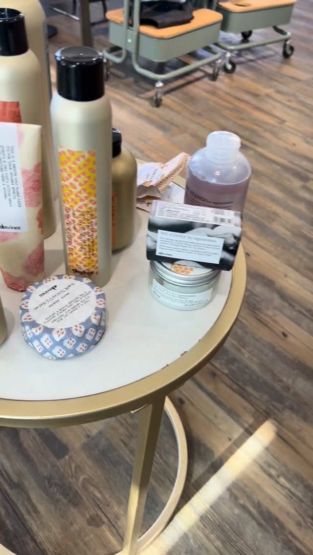 Wie einige von euch wissen haben wir jetzt Produkte von @davinesofficial und sind Mega happy mit den neuen Haarfarben und Produkten!
Gerne erzählen wir euch mehr darüber bei eurem Besuch! Danke an @tony_heinke_davines_berlin für deine Unterstützung ❤️
Wir freuen uns auf neuen Input und Inspiration ✨
Eure Kopfkünstler ❤️
#kopfkünstler #hairlove #hairwork #haircolor #davines #team #hair