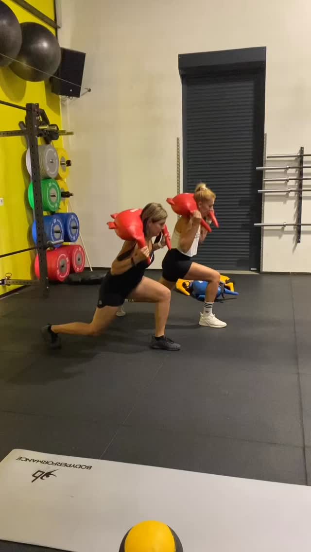 Wenn’s draußen langsam frischer wird, heizen wir beim Training richtig ein! 💪🔥
Starte jetzt mit uns durch und fühl dich stark – von Kopf bis Fuß.
#bodyperformance #bodyperformancestudio #bodyperformanceleibnitz #xundmacher #diexundmacher