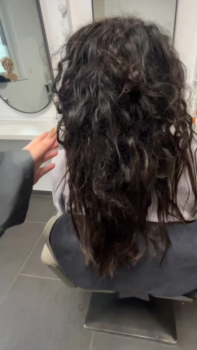 Tägliches Glätten? Vergiss es. 🔥
Unsere Demi-permanente Haarglättung schenkt dir
wochenlang glattes, geschmeidiges Haar,
ohne es zu strapazieren. 💆♀️✨
💧 Weniger Frizz,
☀️ mehr Glanz,
🌿 und volle Pflegepower für dein Haar.
Ob Beach Waves oder sleek & straight –
dein Styling sitzt in Minuten! #glättung #friseursalon #antifrizz